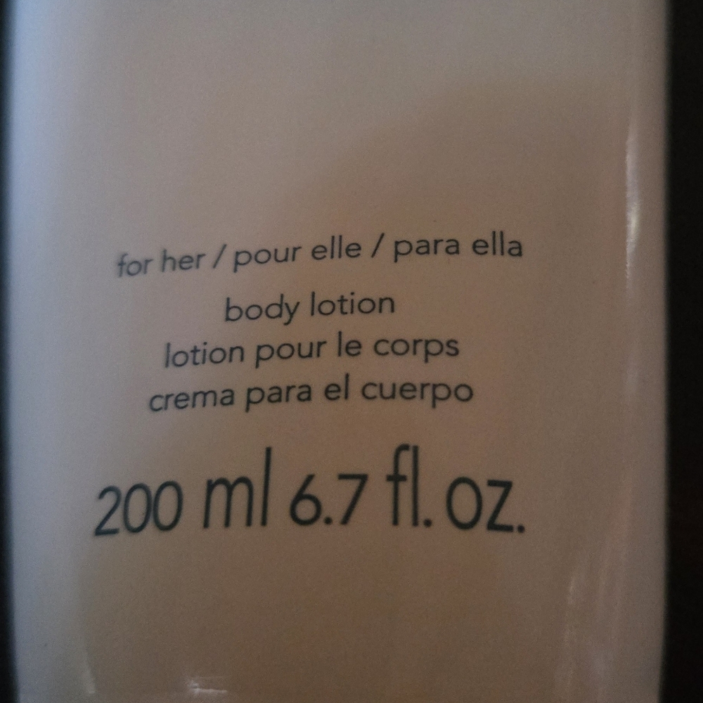 Avon Blue Escape Body Lotion and Shower Gel Set Full Size 6.7floz - Picture 3 of 3